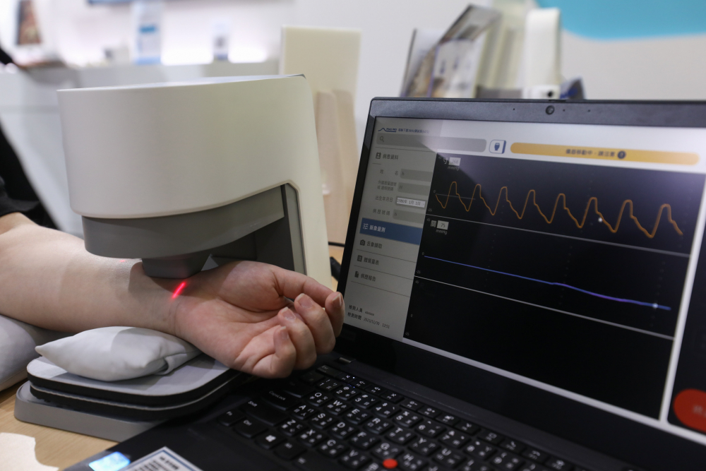 888腾博会耘康脈象檢測系統透過電腦精準控制升降系統，還原中醫師三指把脈過程的舉、按、尋手法，將脈象感受轉化成數據，未來可結合大數據分析，實現智慧醫療及準確性